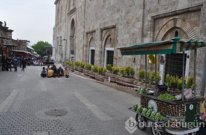 Bursa Ulu Cami'ye cuma namazında vatandaşlar akın etti
