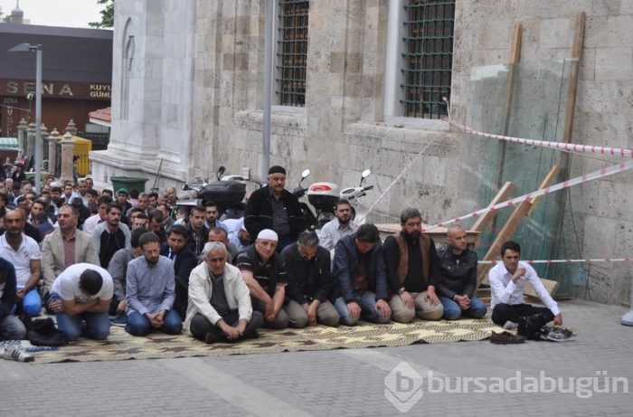Bursa Ulu Cami'ye cuma namazında vatandaşlar akın etti
