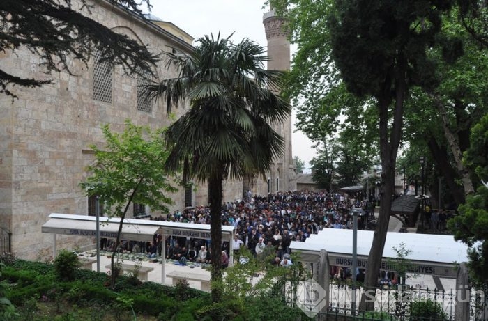 Bursa Ulu Cami'ye cuma namazında vatandaşlar akın etti
