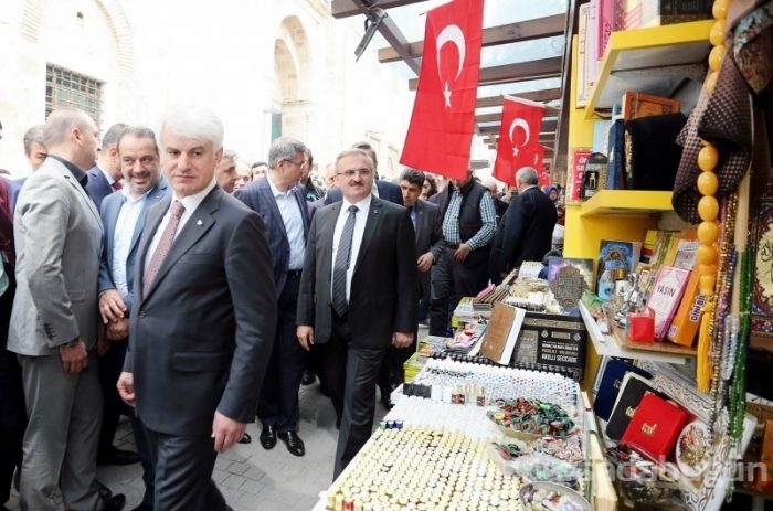 Bursa Ulu Cami'ye cuma namazında vatandaşlar akın etti
