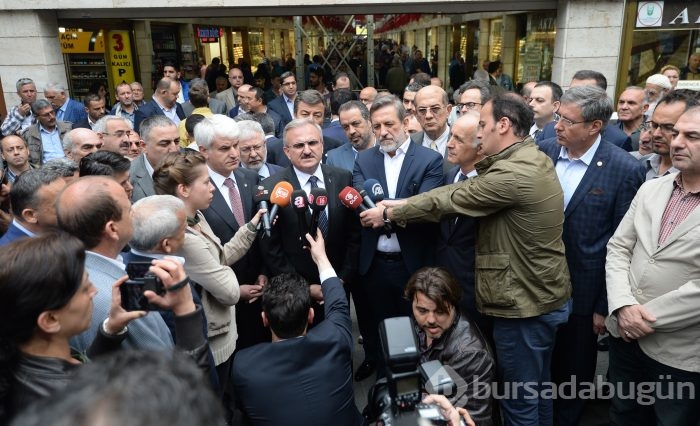 Bursa Ulu Cami'ye cuma namazında vatandaşlar akın etti
