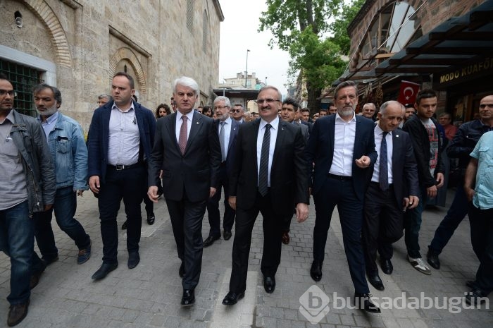 Bursa Ulu Cami'ye cuma namazında vatandaşlar akın etti
