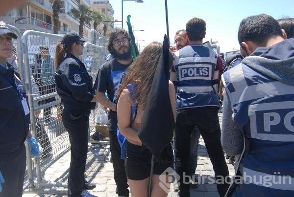 İzmir'de soyunarak eylem yapan gruba işlem başlatıldı