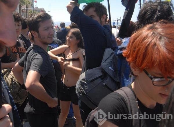 İzmir'de soyunarak eylem yapan gruba işlem başlatıldı