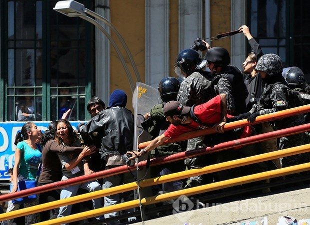 Kendisini tekerlekli sandalyesiyle üst geçide astı

