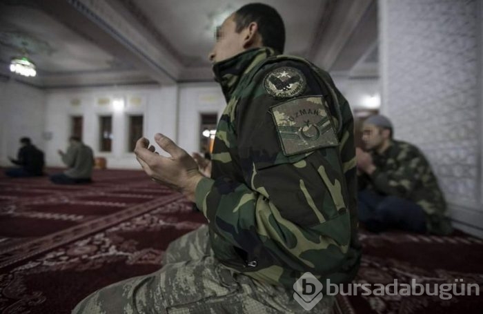 Asker ve polisler Yüksekova'da namaz kıldı