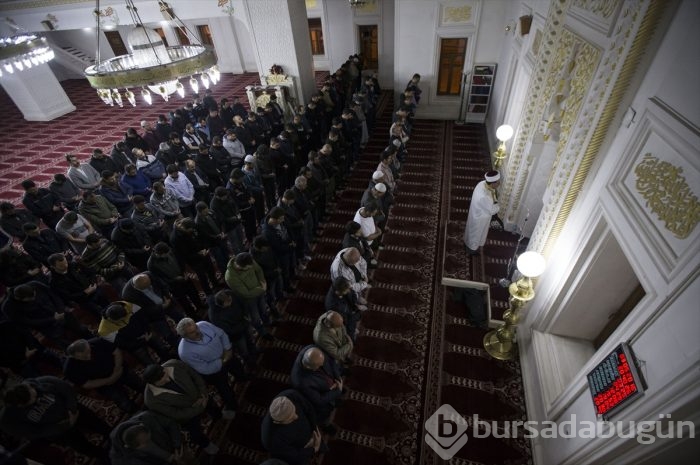 Asker ve polisler Yüksekova'da namaz kıldı