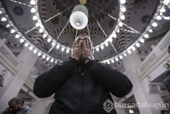 Asker ve polisler Yüksekova'da namaz kıldı