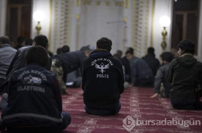 Asker ve polisler Yüksekova'da namaz kıldı