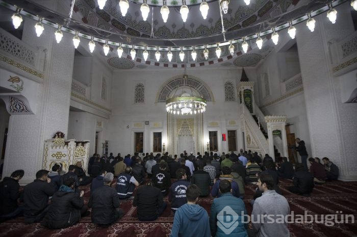 Asker ve polisler Yüksekova'da namaz kıldı