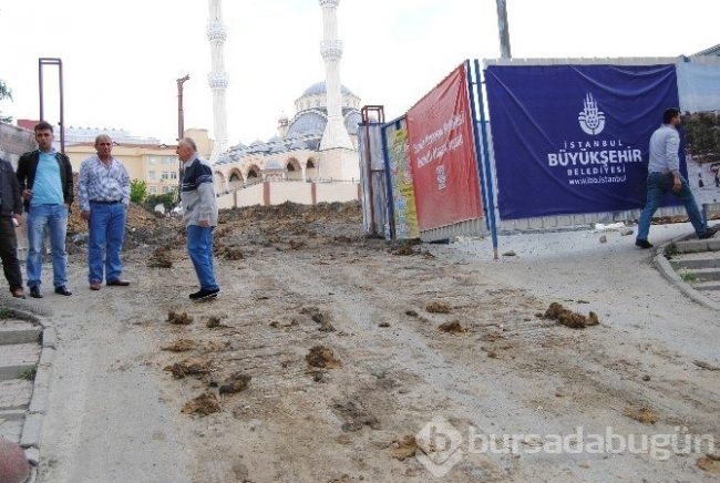 İstanbul'da TIR dehşeti ! 5 katlı binaya girdi