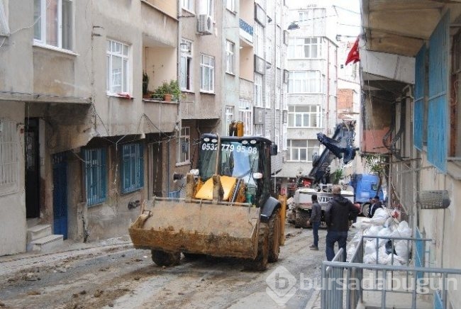 İstanbul'da TIR dehşeti ! 5 katlı binaya girdi