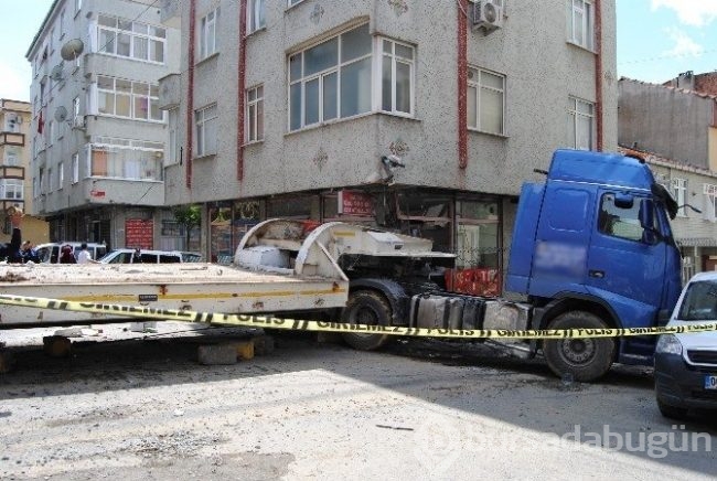 İstanbul'da TIR dehşeti ! 5 katlı binaya girdi