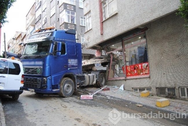 İstanbul'da TIR dehşeti ! 5 katlı binaya girdi