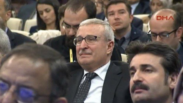 Davutoğlu'nu gözyaşlarıyla dinledi
