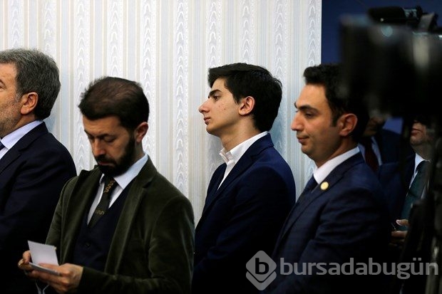 Davutoğlu'nu gözyaşlarıyla dinledi
