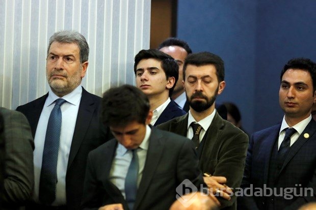 Davutoğlu'nu gözyaşlarıyla dinledi

