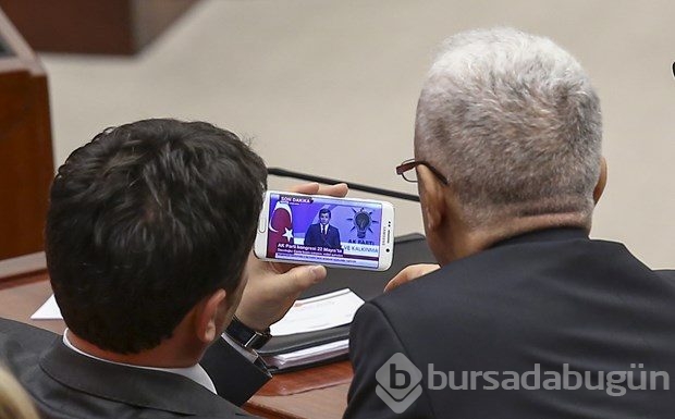 Davutoğlu'nu gözyaşlarıyla dinledi
