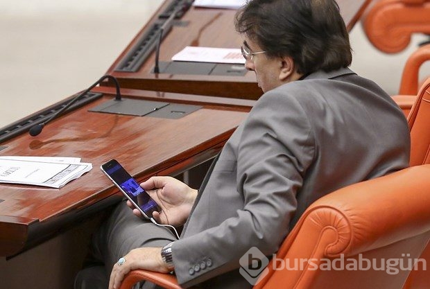 Davutoğlu'nu gözyaşlarıyla dinledi
