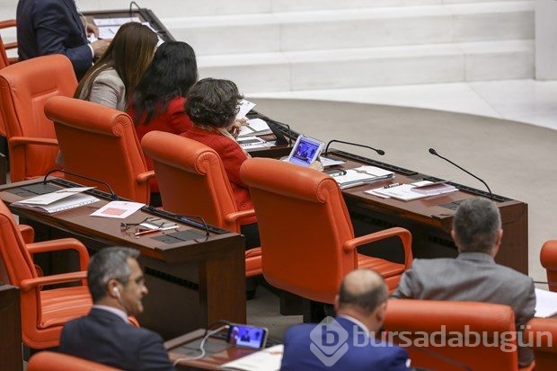 Davutoğlu'nu gözyaşlarıyla dinledi
