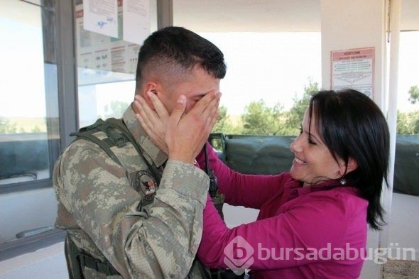 Sınırda nöbet tutarken karşısında annesini görünce dayanamadı!