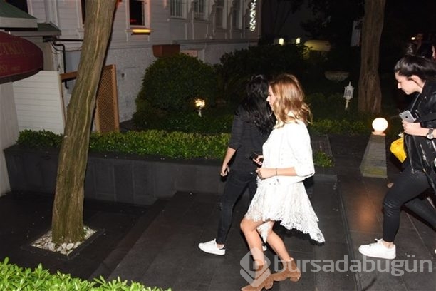 Sinem Kobal ve kına timi!