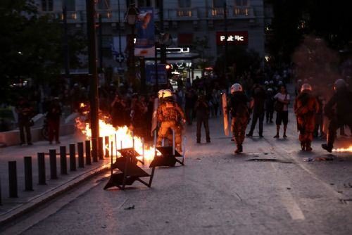 Yunanistan karıştı, sokaklar savaş alanına döndü!