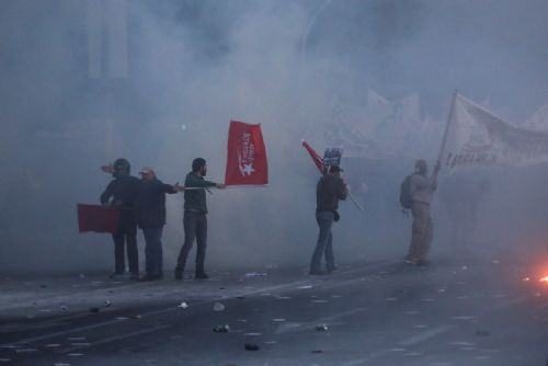 Yunanistan karıştı, sokaklar savaş alanına döndü!