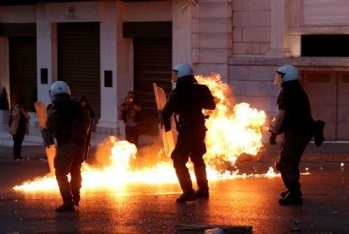 Yunanistan karıştı, sokaklar savaş alanına döndü!