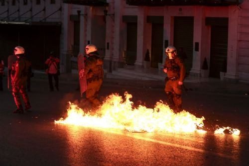 Yunanistan karıştı, sokaklar savaş alanına döndü!