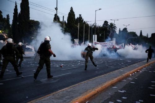Yunanistan karıştı, sokaklar savaş alanına döndü!