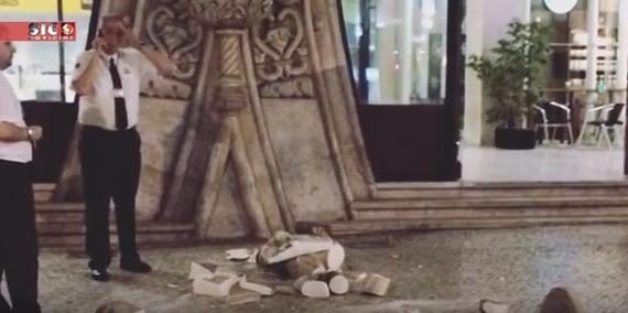 Selfie çekerken 126 yıllık heykeli devirdi!