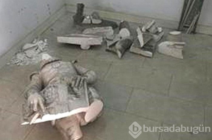 Selfie çekerken 126 yıllık heykeli devirdi!