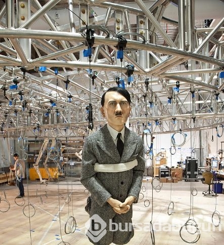 Diz çöken Hitler heykeline servet