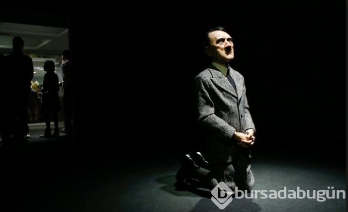 Diz çöken Hitler heykeline servet