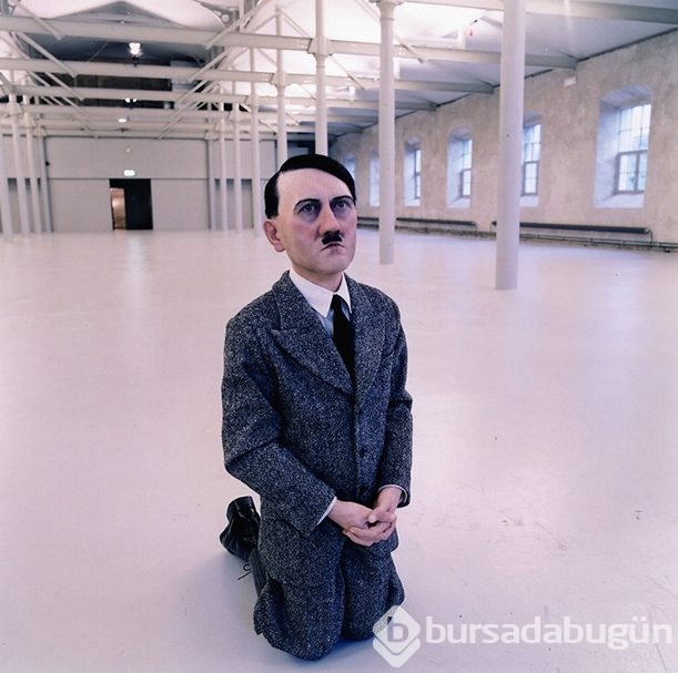 Diz çöken Hitler heykeline servet
