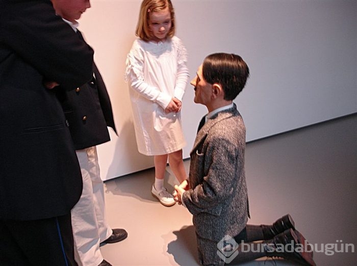 Diz çöken Hitler heykeline servet