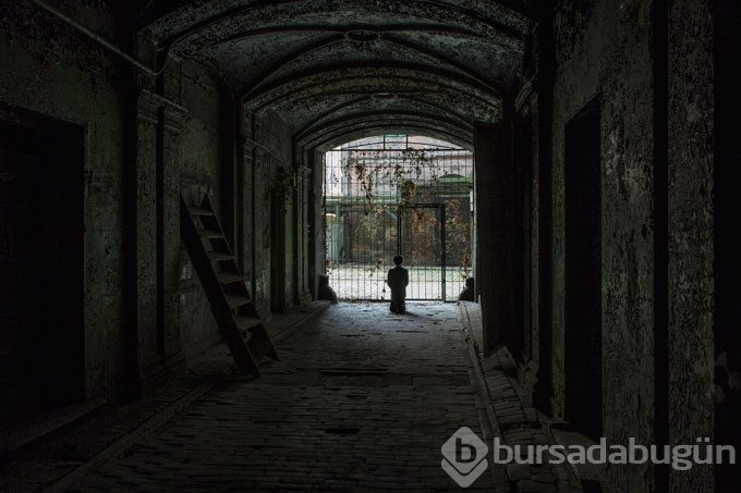 Diz çöken Hitler heykeline servet