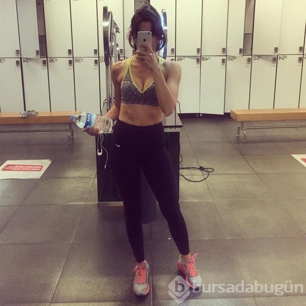 Nesrin Cevadzade'nin karın kasları Instagram'ı salladı!