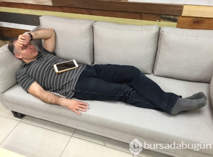 CEO iş yerinde uyuyakalınca başına gelmedik kalmadı