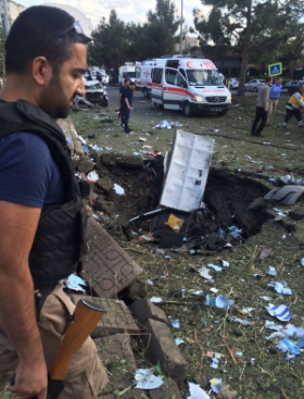 Diyarbakır'da kent merkezine bombalı saldırı!