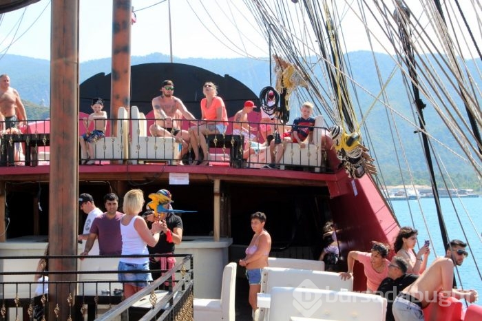 Marmaris'in "Korsan Gemisi" denize açıldı