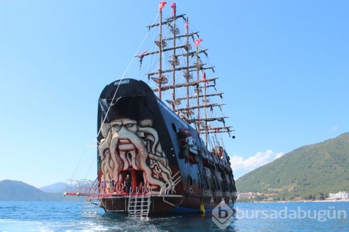 Marmaris'in "Korsan Gemisi" denize açıldı