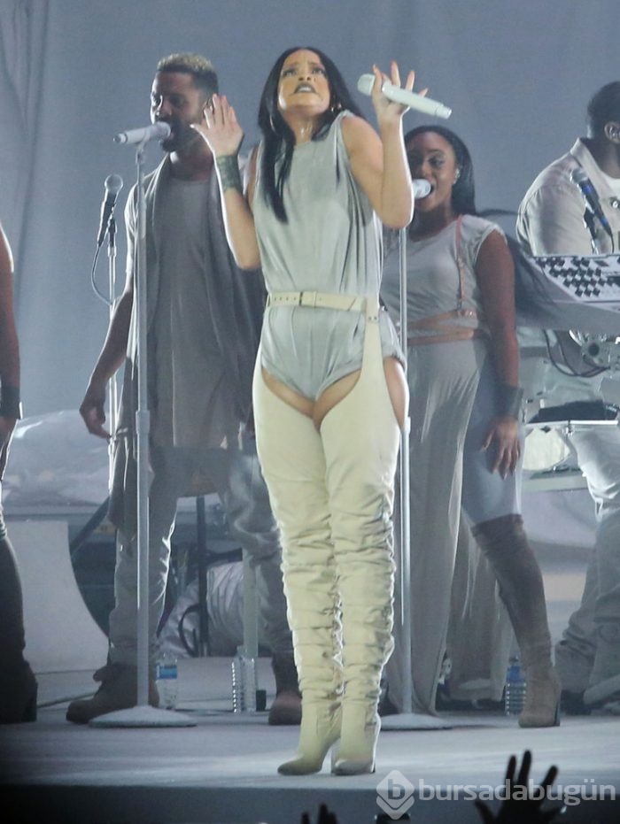 Rihanna şov yaptı!	
