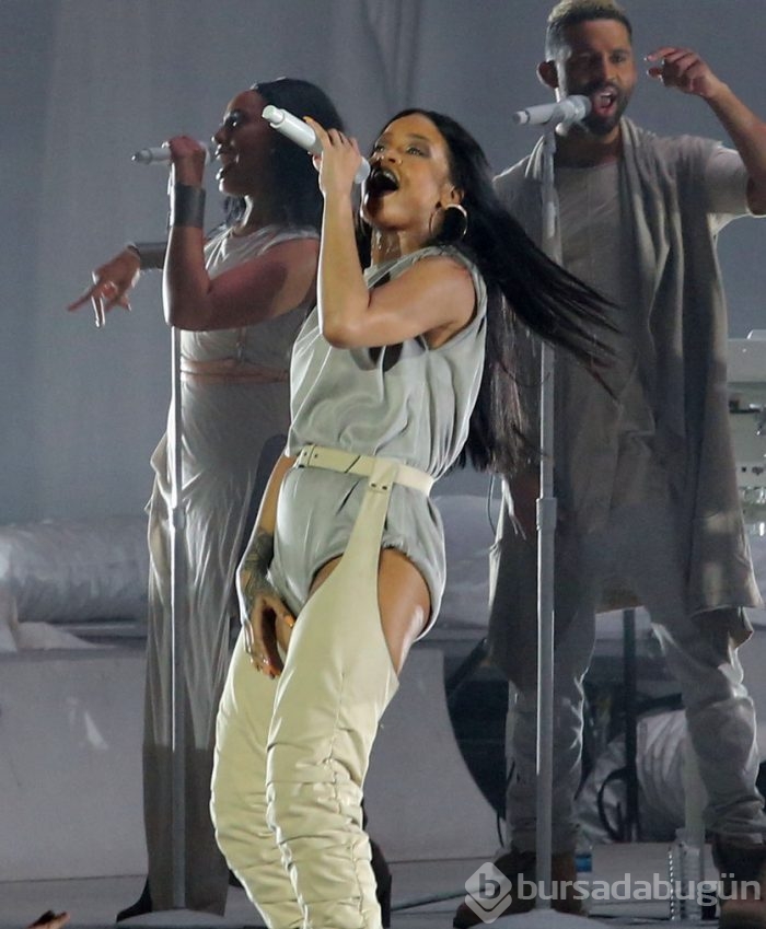 Rihanna şov yaptı!	
