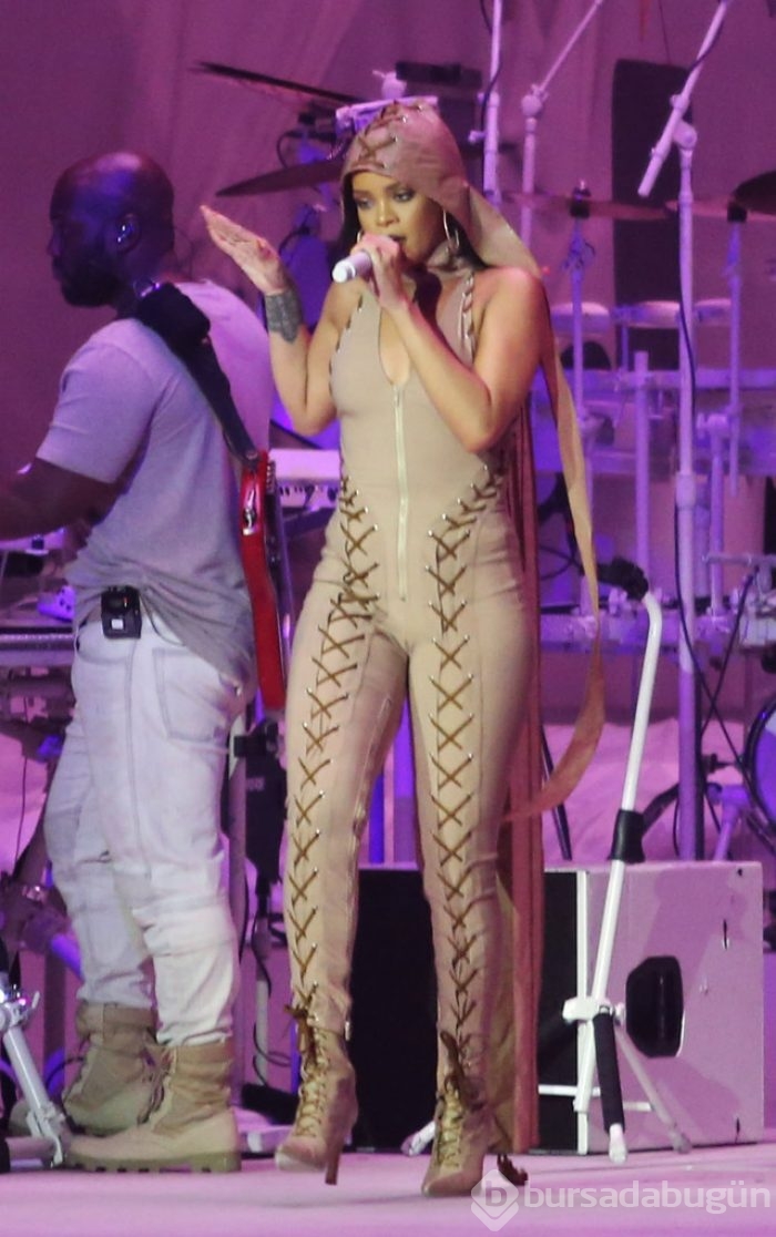 Rihanna şov yaptı!	
