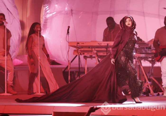 Rihanna şov yaptı!	
