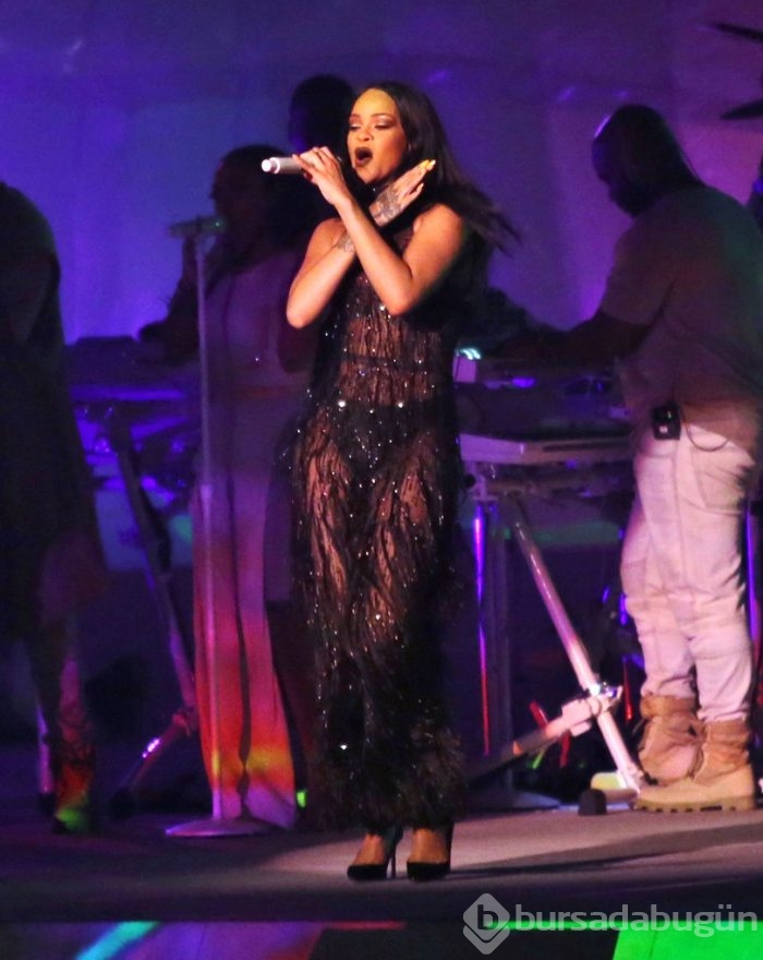 Rihanna şov yaptı!	
