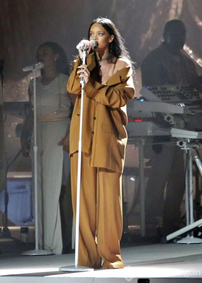 Rihanna şov yaptı!	
