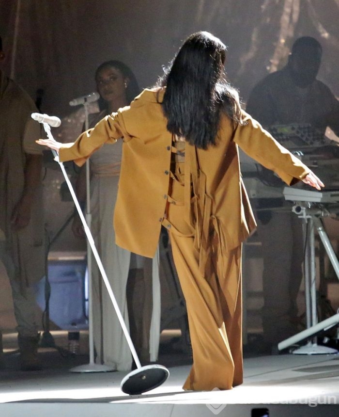 Rihanna şov yaptı!	
